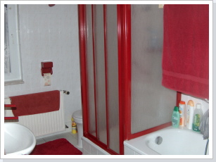 Das GrÃ¶ÃŸere der beiden BÃ¤der unserer Ferienwohnung ist ausgestattet mit Badewanne, Dusche, WC, Waschbecken, Spiegelschrank und Spiegelwand.