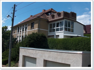 Unser Haus von der Walther-Rathenau-Straße aus - die rechte Garage gehÃ¶rt zu Ihrer Ferienwohnung.